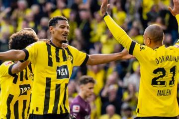 Borussia Dotmund goleó por 5-2 a Borussia Mönchengladbach y sigue peleando en la Bundesliga
