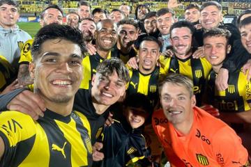 Peñarol le sacó lustre al título tras vencer a Racing de Montevideo