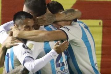 Racing, de Guerrero y Cabellos, ganó y acaricia los octavos en la Libertadores