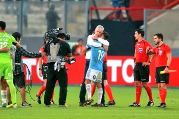 ¡Venga ese abrazo! Nunes y Yotún celebraron el triunfo ante The Srongest