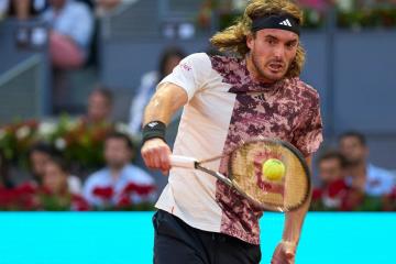 Tsitsipas avanzó a octavos de final en Madrid