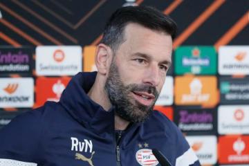 Van Nistelrooy dimitió como técnico del PSV