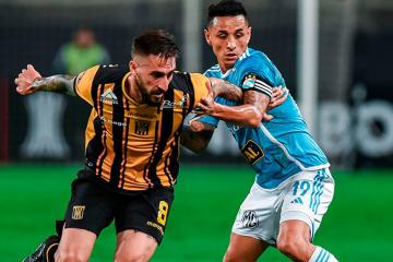 Yoshimar Yotún, volante y capitán de Sporting Cristal, valoró el triunfo conseguido ante The Strongest en el Estadio Nacional, donde sumó sus tres primeros puntos en la fase de grupos de la Copa Libertadores.  "The Strongest venía a conseguir acá un buen resultado, pero nosotros teníamos esta oportunidad para sacar los tres puntos y acercarnos a lo más alto. Feliz por el grupo, a pesar de todo, jugamos como un equipo que somos", afirmó Yotún en ESPN.  El volante, dijo además que "faltan tres partidos, estam