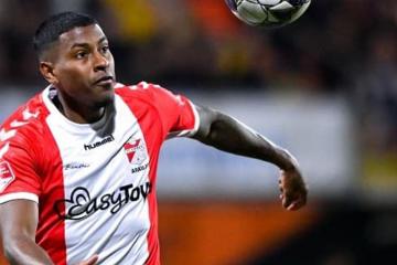Emmen de Miguel Araujo perdió y jugará en la segunda división