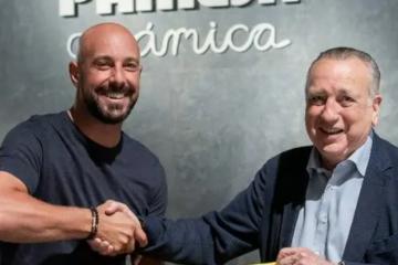 Pepe Reina con 40 años, renovó con Villarreal hasta el 2024