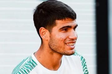 Carlos Alcaraz venció por 3-0 a Stefanos Tsitsipas y accedió a semifinales de Roland Garros