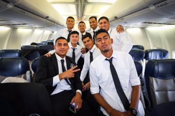 (FOTOS) Universitario partió rumbo a Colombia para duelo ante Santa Fe