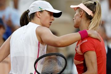 Swiatek avanzó en Roland Garros tras retiro de su rival