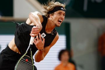 Zverev clasificó a los cuartos de final de Roland Garros y enfrentará a argentino Etcheverry