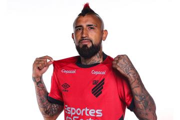 Arturo Vidal fue presentado como refuerzo de Athletico Paranaense