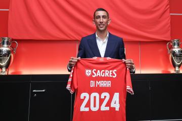 Angel di María posó con la camiseta del Benfica tras 13 años