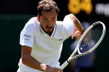 Medvedev y Tsitsipas avanzaron en Wimbledon