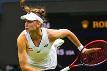 Rybakina arrancó su defensa en Wimbledon con victoria