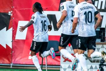 Con gol de Reyna, Torpedo FC venció por 2-1 a Neftekhimik por el ascenso ruso