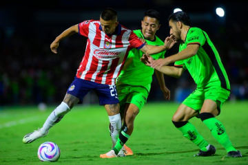 'Santi' Ormeño se quedó entre los suplentes en empate con Chivas