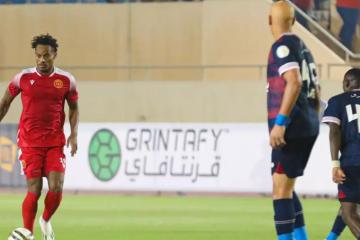 André Carrillo con Al-Qadisiya con una asistencia en el triunfo por 2-1 ante Al- Adalah de Christofer Gonzáles