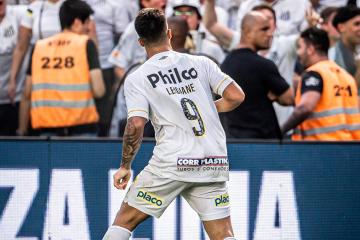 Santos remontó a Gremio en el último minuto y empieza a salir del fondo