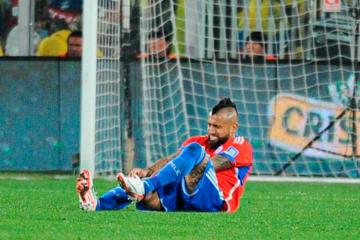 Alarmas en Chile: Vidal salió muy adolorido por lesión ante Colombia