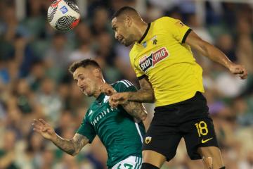Callens debutó en AEK en triunfazo sobre Panathinaikos, pero...