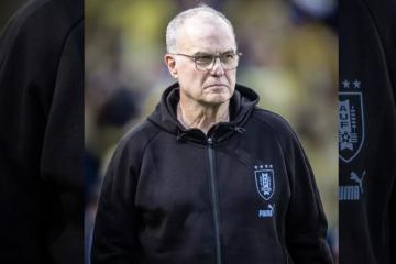 Bielsa: "El árbitro no nos perjudicó, los árbitros aciertan, se equivocan pero no influyó en el resultado"