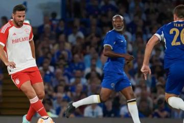 Claudio Pizarro participó del partido de las leyendas del Bayern Múnich y Chelsea