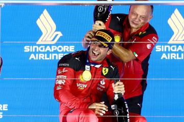 Español Sainz ganó el Gran Premio de Singapur