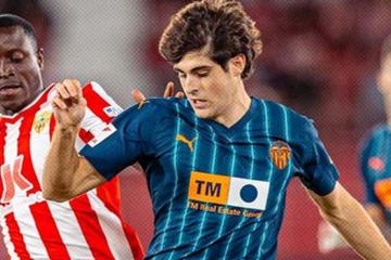 Valencia igualó 2-2 ante el colero Almería