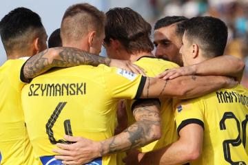 AEK goleó con Callens de titular