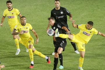 AEK, de Callens, perdió el invicto en Grecia