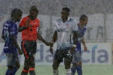 Partido de LDU fue suspendido por condiciones climáticas