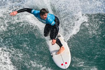 Lucca Mesinas sigue en carrera en Santiago 2023 y va en busca de la final en shortboard