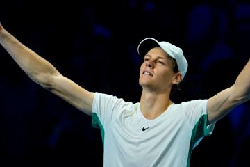 Jannik Sinner avanzó a semifinales del ATP Finals y le dio una mano a Novak Djokovic