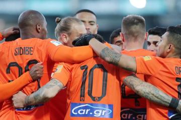 Con Callens de titular, AEK ganó de visita