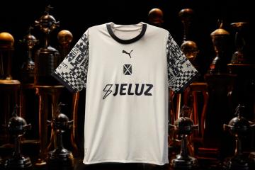 Mostrando sus copas: Independiente presentó su nueva camiseta