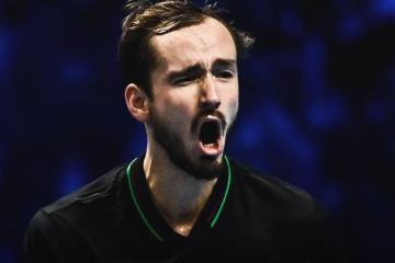 Medvedev venció a Zverev y clasificó a 'semis' del ATP Finals