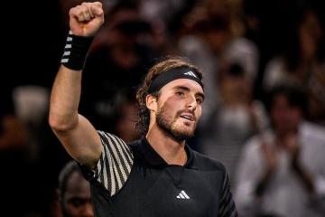 Tsitsipas derrotó a Zverev en París