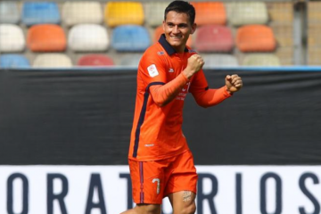 No se mueve de Trujillo: Vélez renovó hasta 2026 con César Vallejo