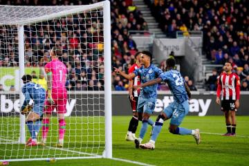 ¡Imparable! Aston Villa 'volteó' de visita al Brentford y sigue al acecho
