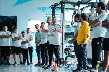 Enderson Moreira dirigió su primera práctica en Cristal