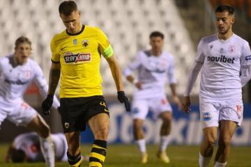 AEK, de Callens, volvió a ceder empate en Grecia