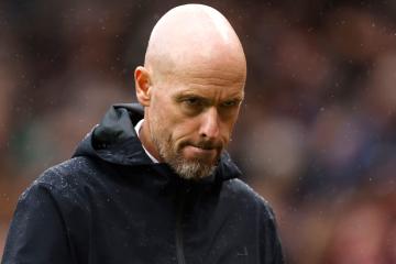 Neville: “A Ten Hag se le ha permitido traer a quien quiera y eso no debería suceder"
