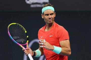 Nadal quedó eliminado en cuartos de Brisbane y sufrió molestias de nuevo