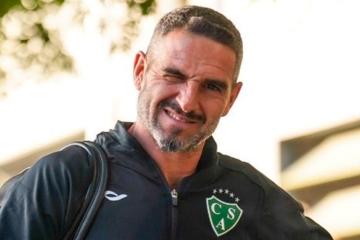 Lisandro López renovó con Sarmiento y jugará donde jugará con 41 años