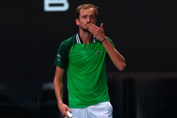 Medvedev sobrevive y avanza en Australia