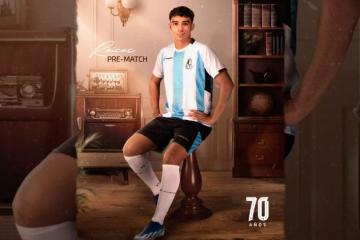 Deportes Tolima presentó camiseta en homenaje Racing Club, quien en 1954 les prestó su indumentaria