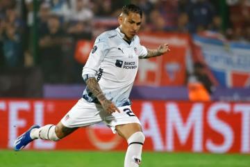 No va a Chile: Presidente de Colo Colo descartó fichaje de Paolo Guerrero