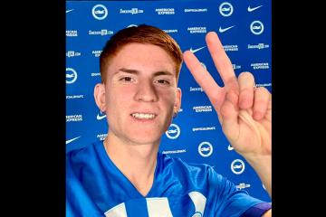 Valentín Barco llegó a Inglaterra y posó con la camiseta del Brighton