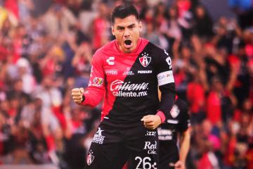 Santamaría venció a Aquino en duelo de peruanos en la Liga MX