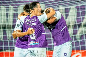 Con Barco en el banco, Defensor Sporting goleó a Cerro