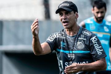 FIFA sancionó a Santos con prohibición de fichajes por deuda con Fabián Bustos